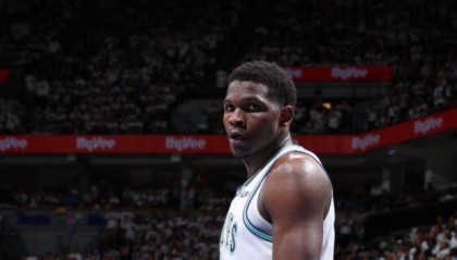 开云体育在线-爱德华兹经历成长之痛！被东欧教训后能否翻身？