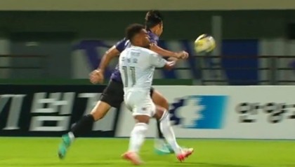 开云体育官网-因疑似肘击对手被直红罚下，K联赛官方今日宣布取消权敬原红牌