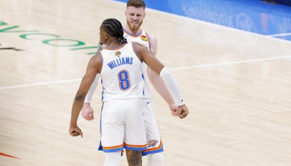 哈滕：杰伦威太出色了 他场上场下都很棒 我们非常信任他