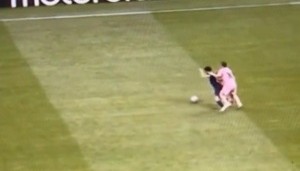 开云体育在线-巴黎媒体人热议梅西挥臂动作：梅西恨透了维蒂尼亚，他疯了！