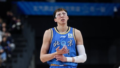 开云体育中国-直播吧：周琦眼伤还需要观察 但伤情比去年要轻