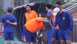 鲁媒：韩鹏昨天第一次带泰山训练，新外籍助教已经在观察训练