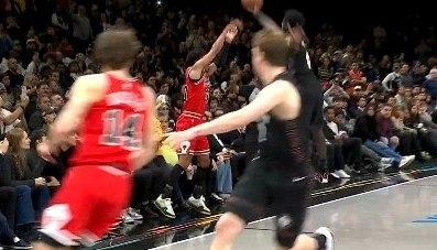 开云体育入口-还是边线球难题！公牛首次边线球没发出来 暂停后再发被贴脸拦截