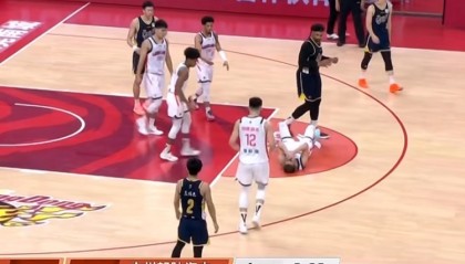 看着就疼！萨林杰背打转身无意肘到郭艾伦脸部 被判进攻犯规！